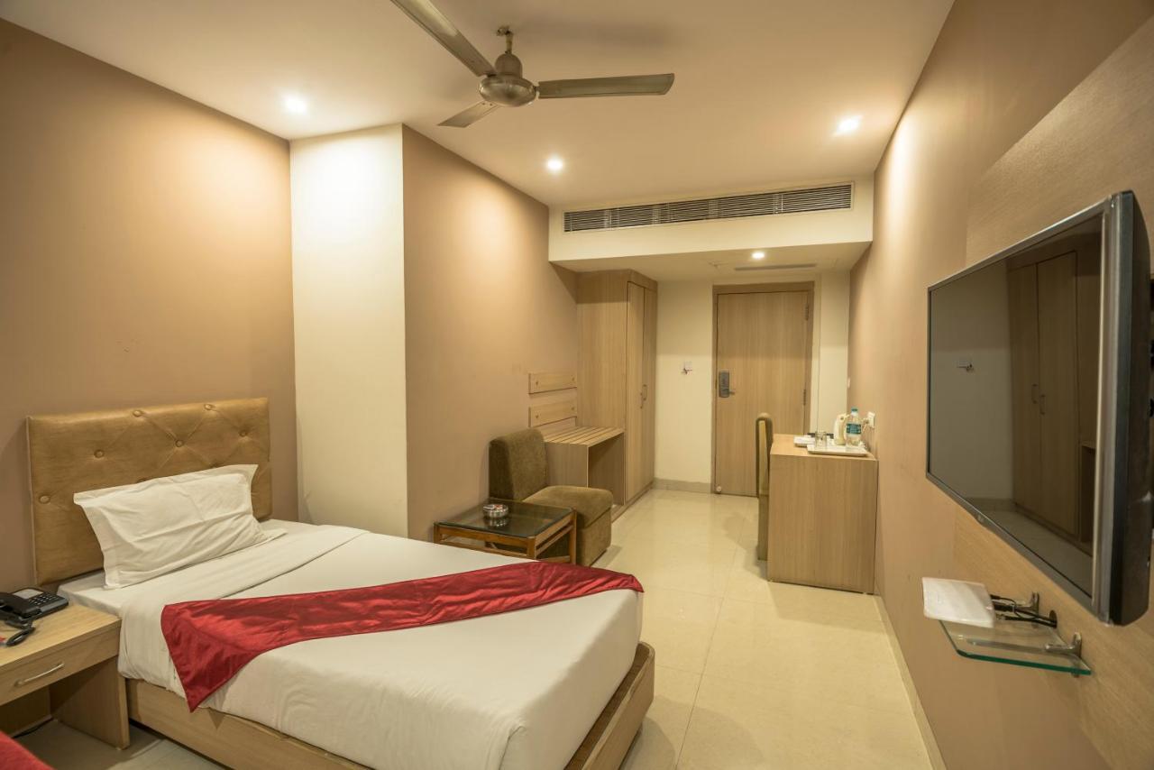 Palette Hotel Nisarga By Sunday Bhopal Exteriör bild