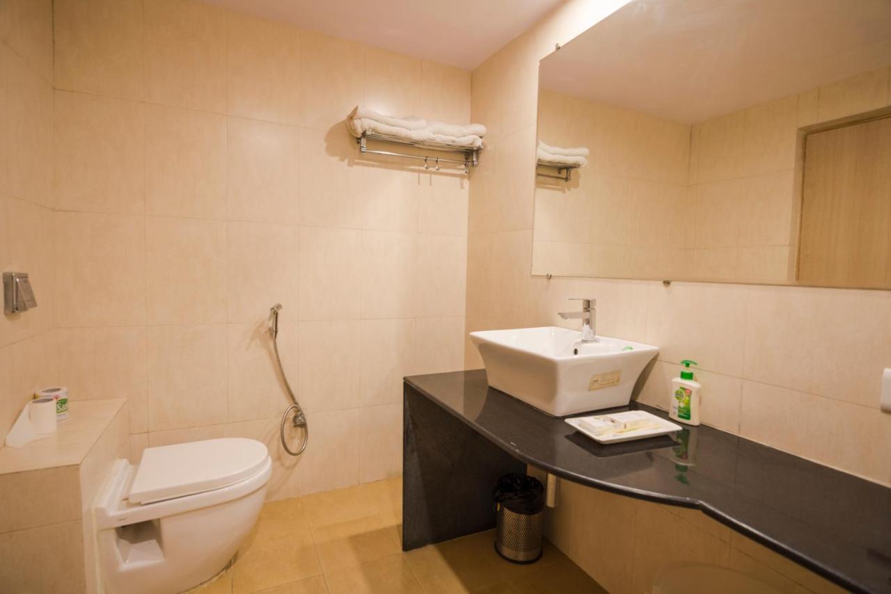 Palette Hotel Nisarga By Sunday Bhopal Exteriör bild