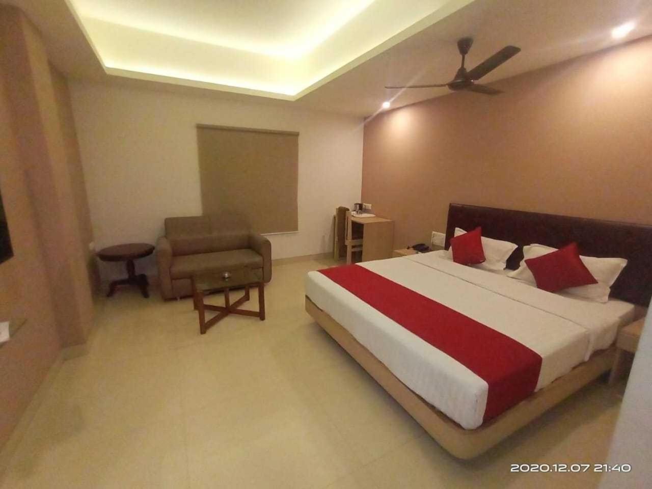 Palette Hotel Nisarga By Sunday Bhopal Exteriör bild
