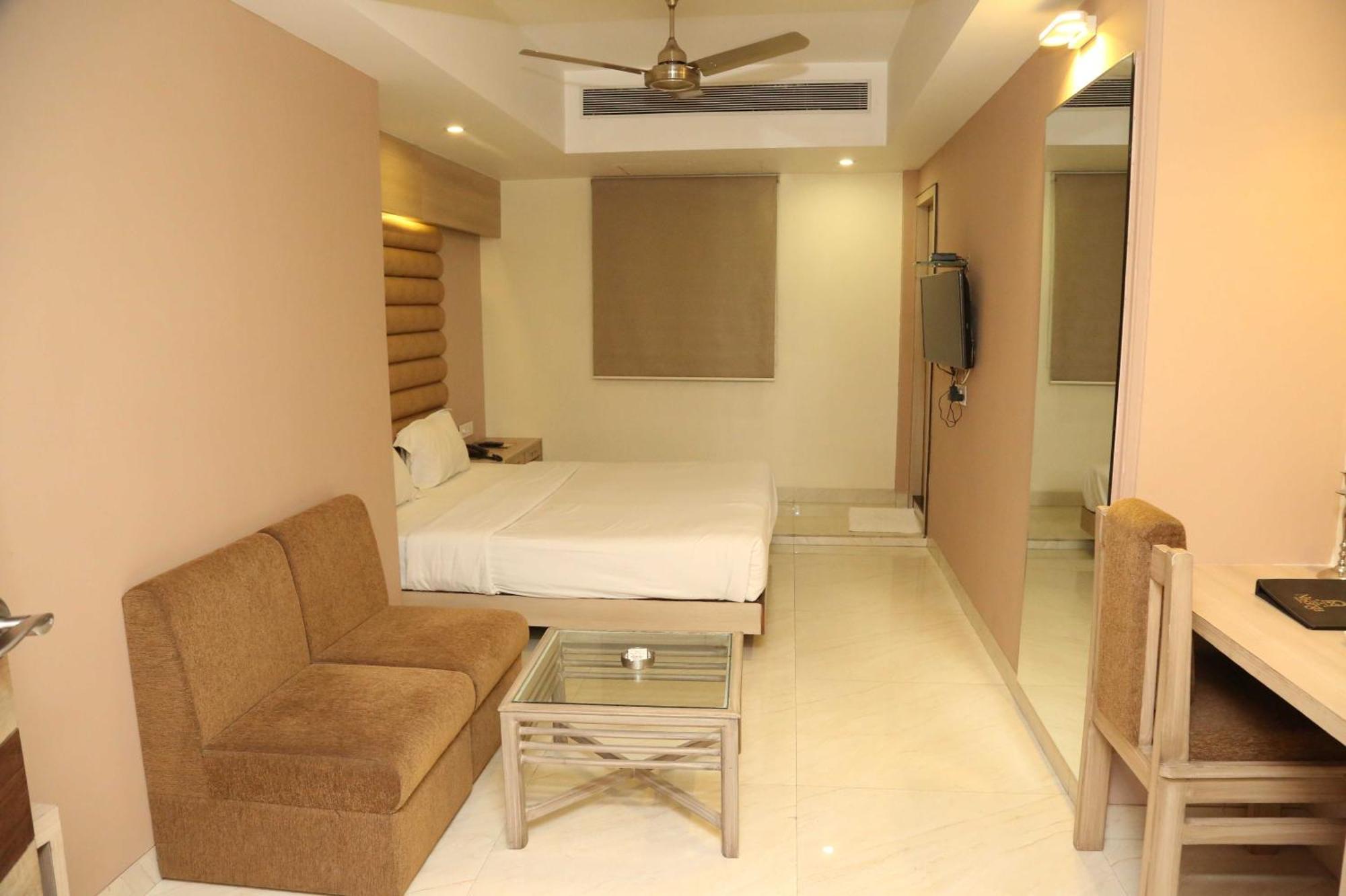 Palette Hotel Nisarga By Sunday Bhopal Exteriör bild