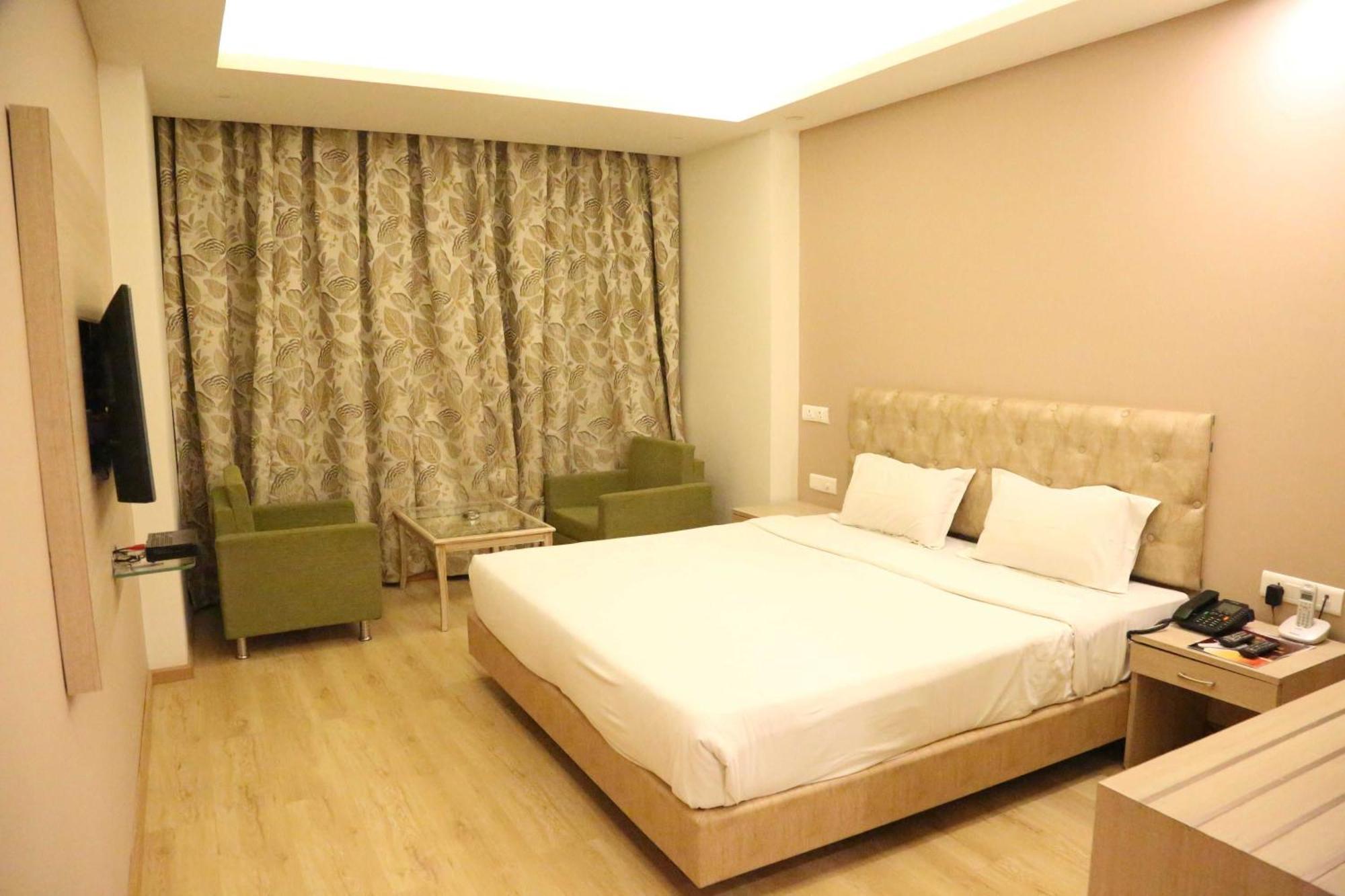 Palette Hotel Nisarga By Sunday Bhopal Exteriör bild