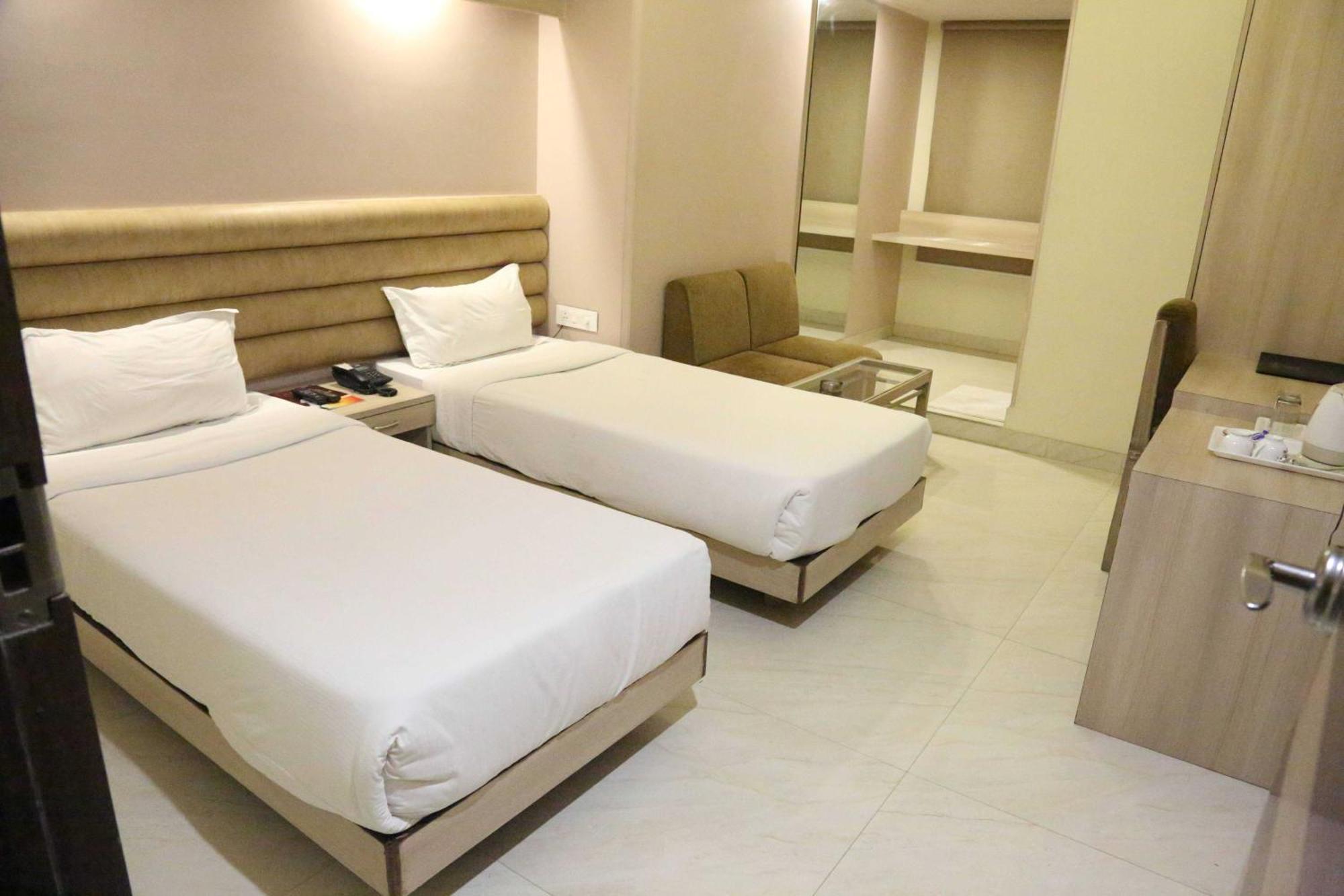 Palette Hotel Nisarga By Sunday Bhopal Exteriör bild