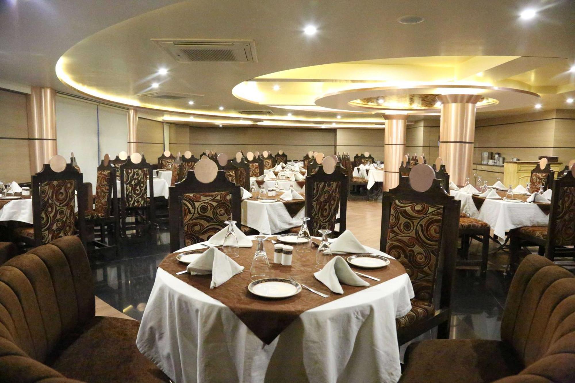 Palette Hotel Nisarga By Sunday Bhopal Exteriör bild