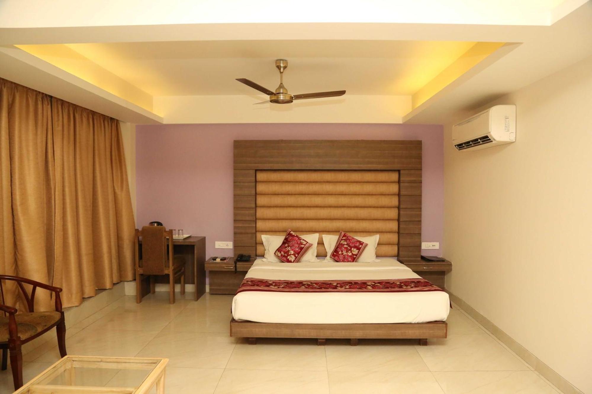 Palette Hotel Nisarga By Sunday Bhopal Exteriör bild