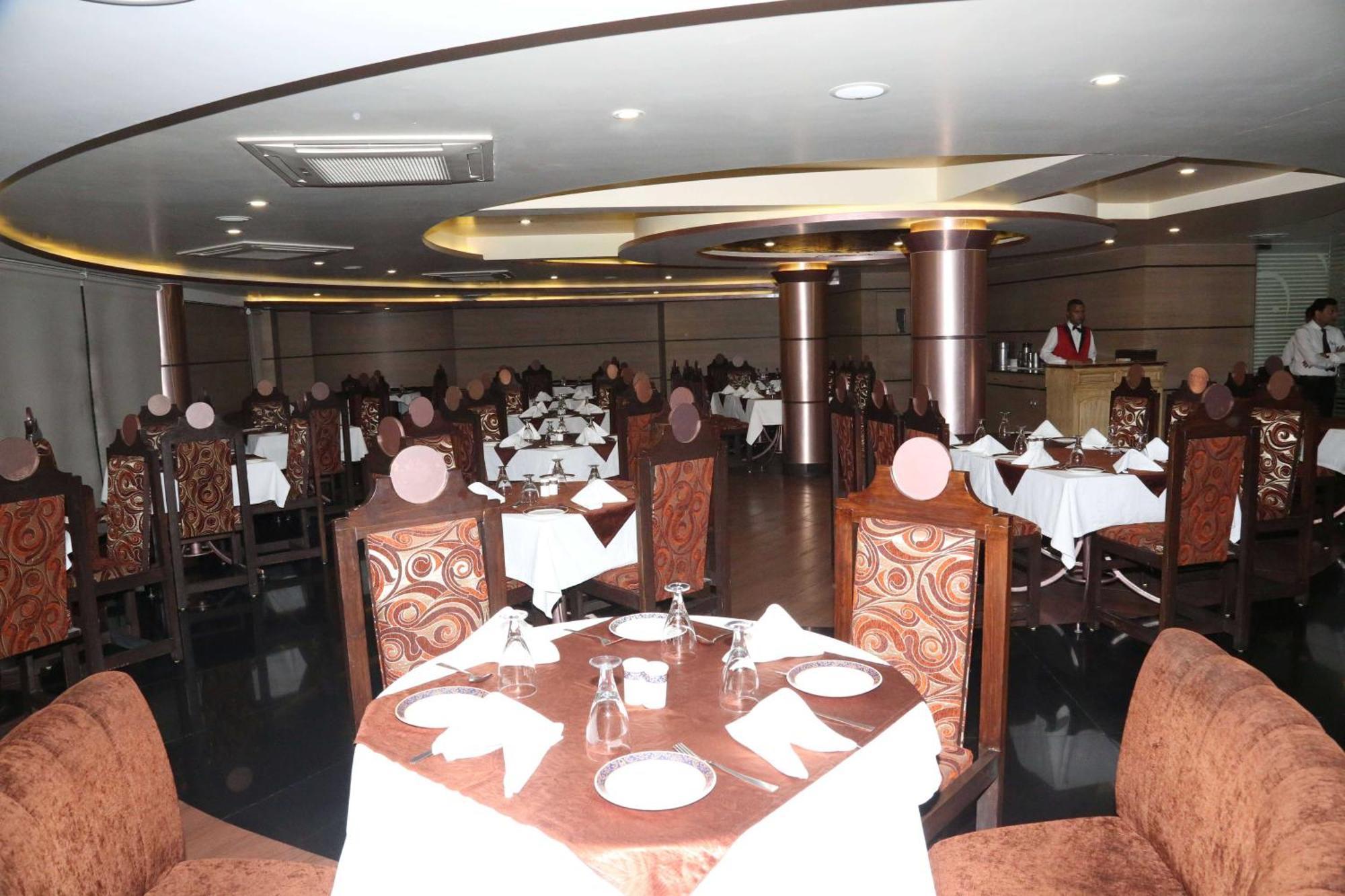 Palette Hotel Nisarga By Sunday Bhopal Exteriör bild